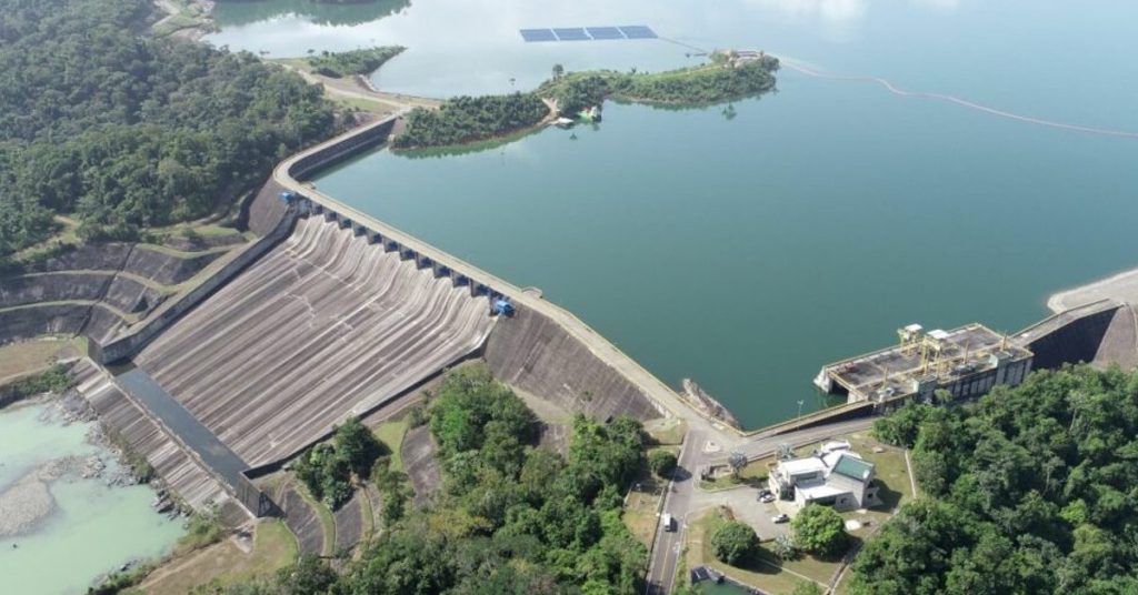 south-america’s-largest-floating-solar-farm-is-now-paired-with-hydropower